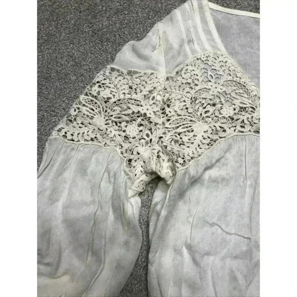 Hinge Lace Blouse - Picture 7 of 11